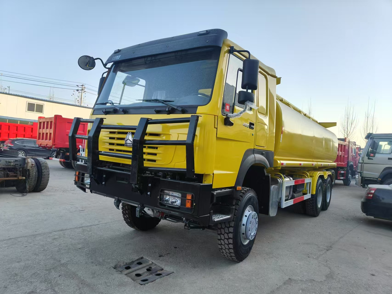 SINOTRUK HOWO - Truk tangki: gambar 2 SINOTRUK HOWO - Truk tangki: gambar 2
