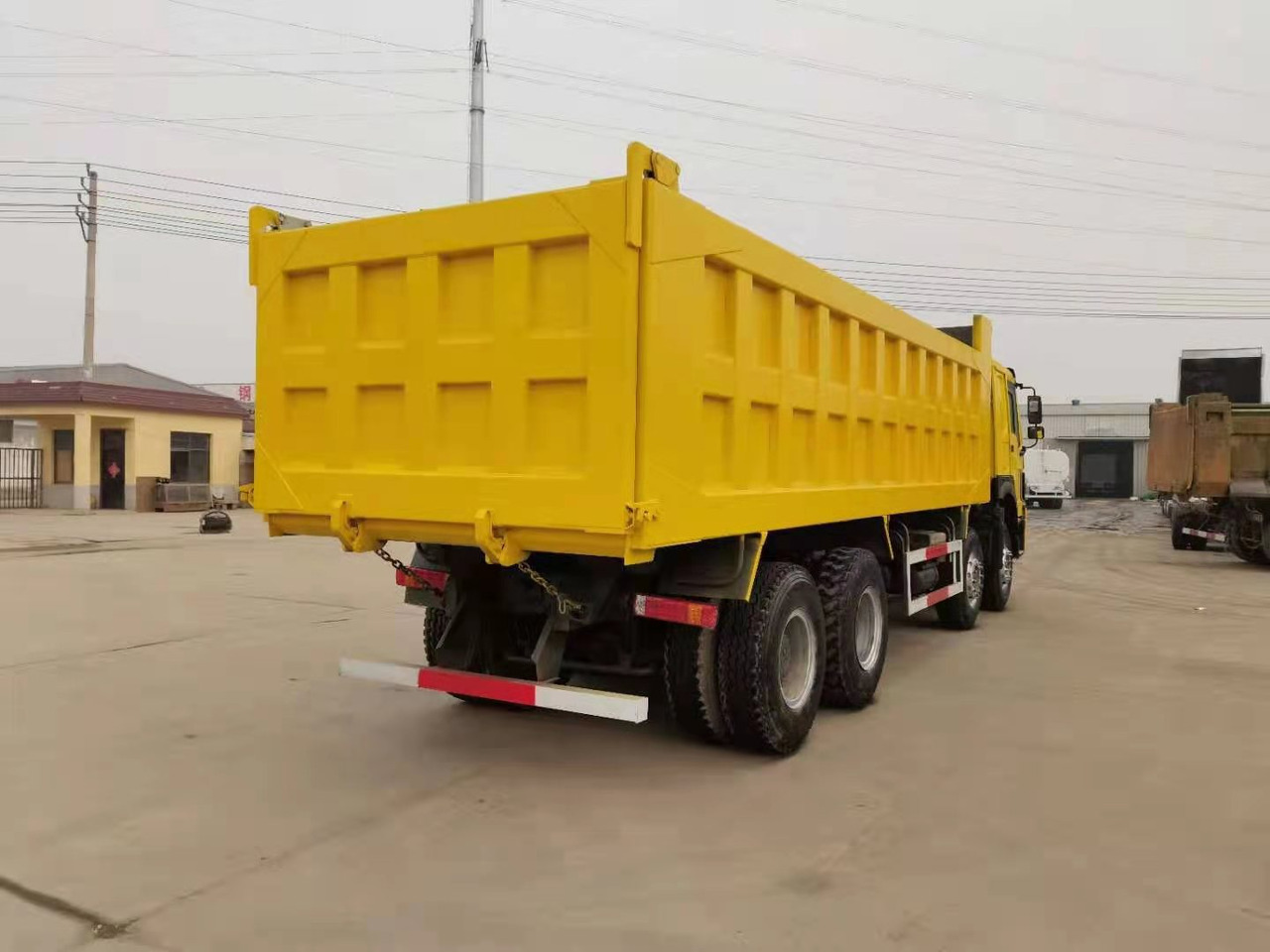 SINOTRUK HOWO - Truk jungkit: gambar 1 SINOTRUK HOWO - Truk jungkit: gambar 1