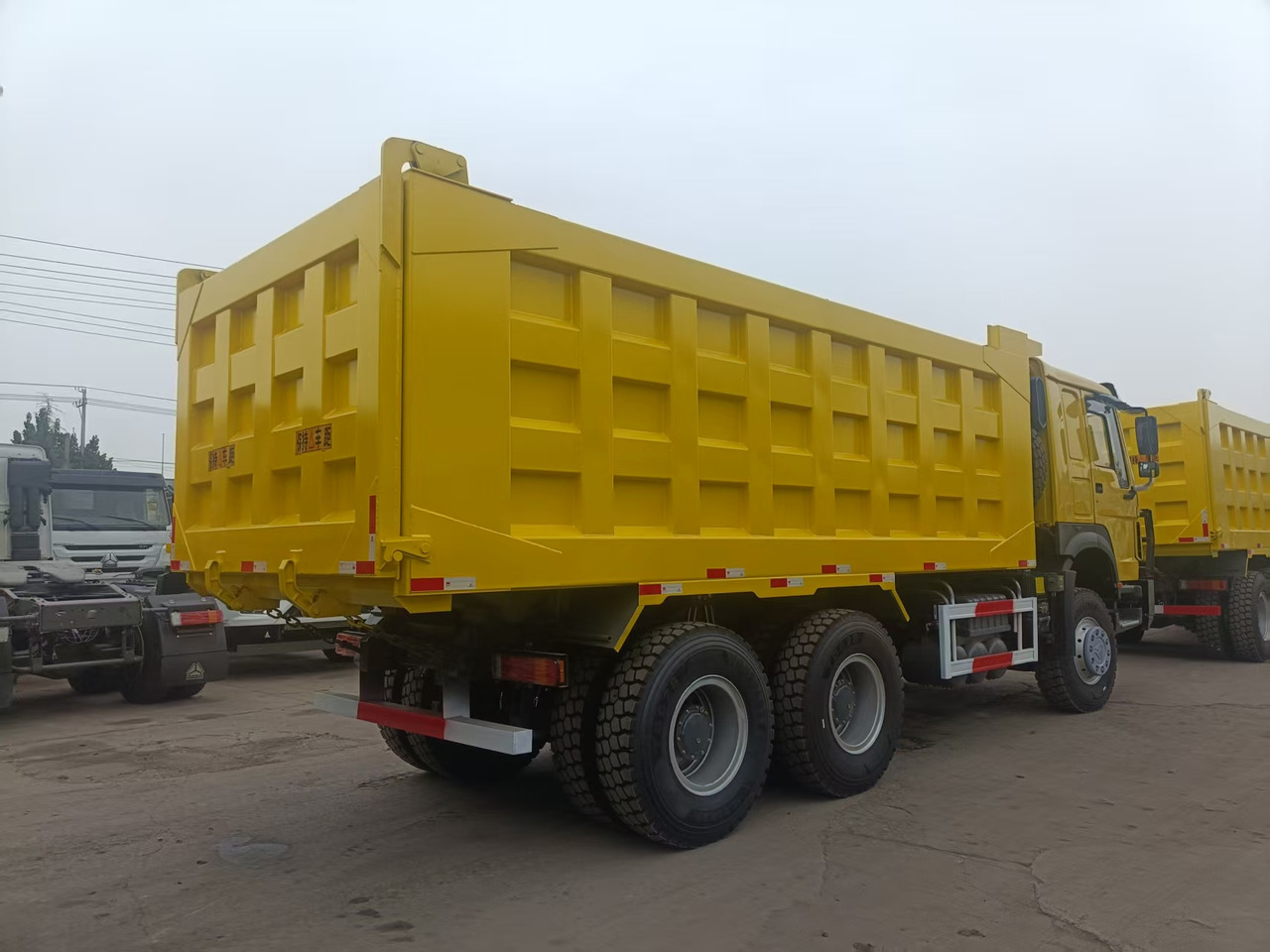 SINOTRUK HOWO - Truk jungkit: gambar 3 SINOTRUK HOWO - Truk jungkit: gambar 3