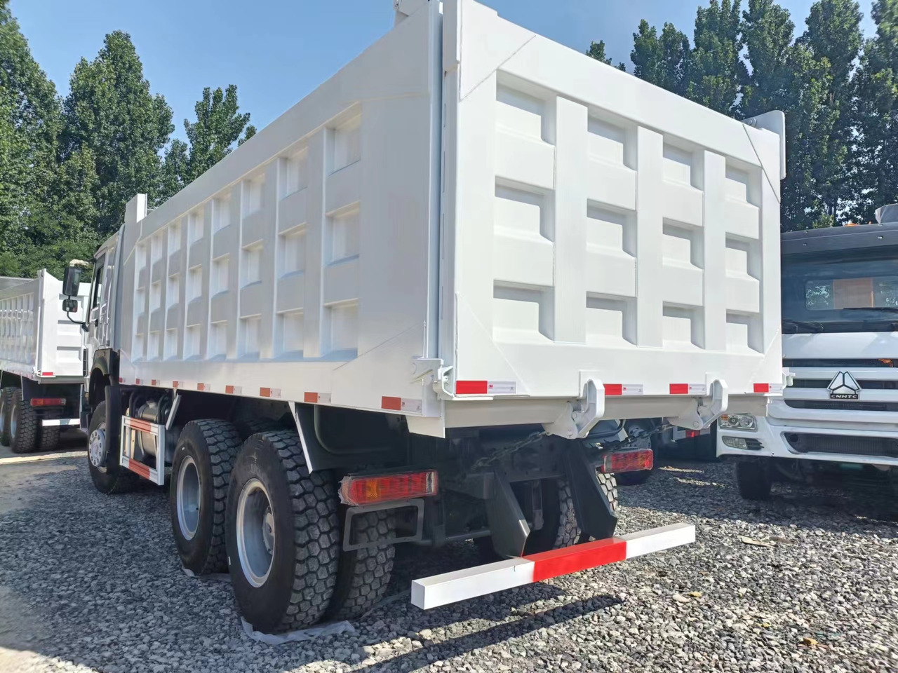 SINOTRUK HOWO - Truk jungkit: gambar 1 SINOTRUK HOWO - Truk jungkit: gambar 1