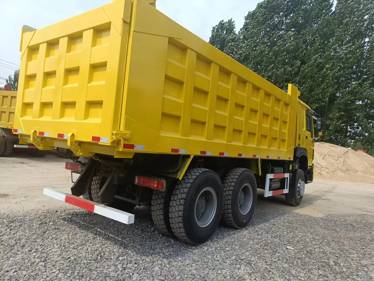 SINOTRUK HOWO - Truk jungkit: gambar 2 SINOTRUK HOWO - Truk jungkit: gambar 2