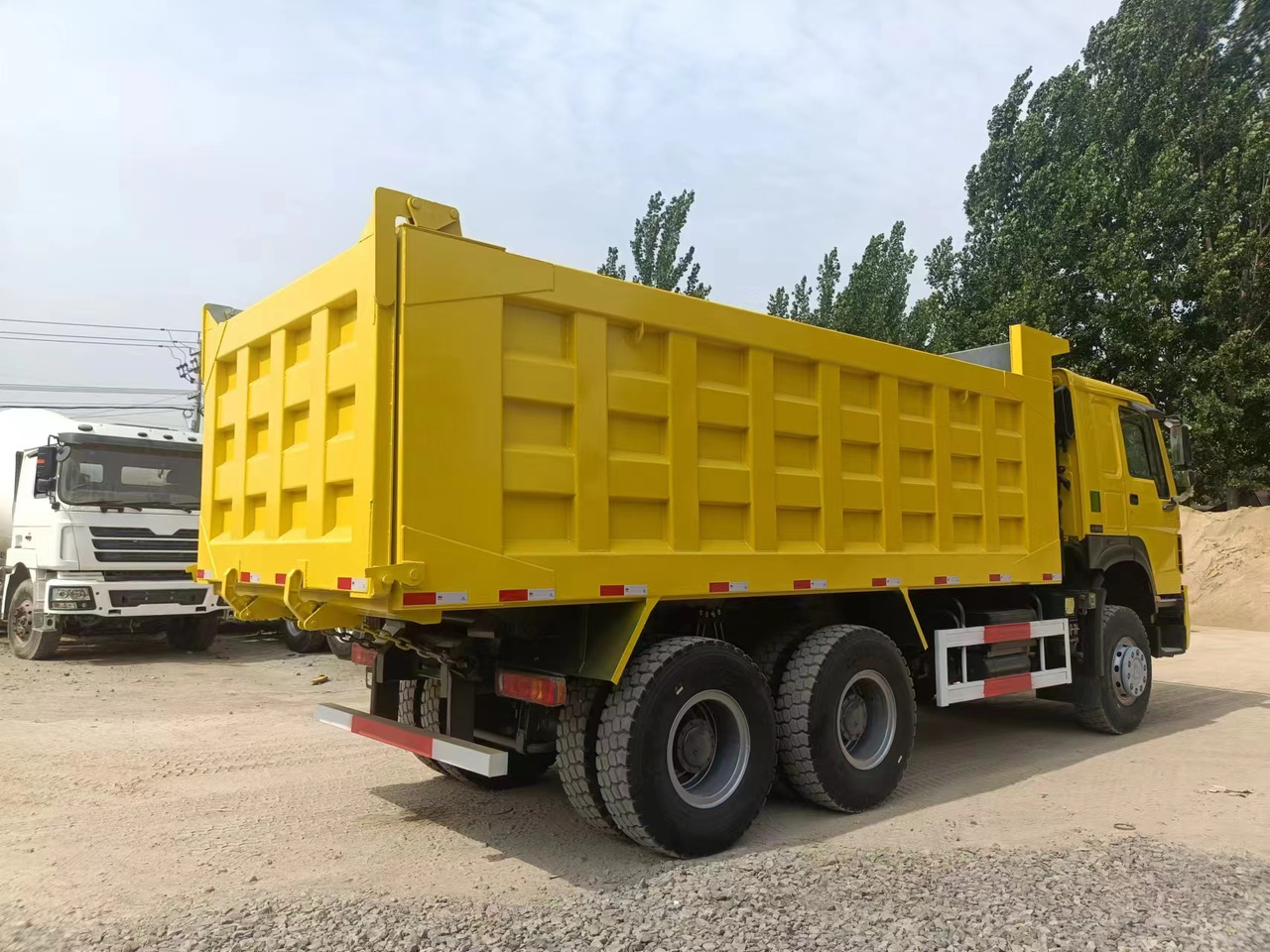 SINOTRUK HOWO - Truk jungkit: gambar 2 SINOTRUK HOWO - Truk jungkit: gambar 2