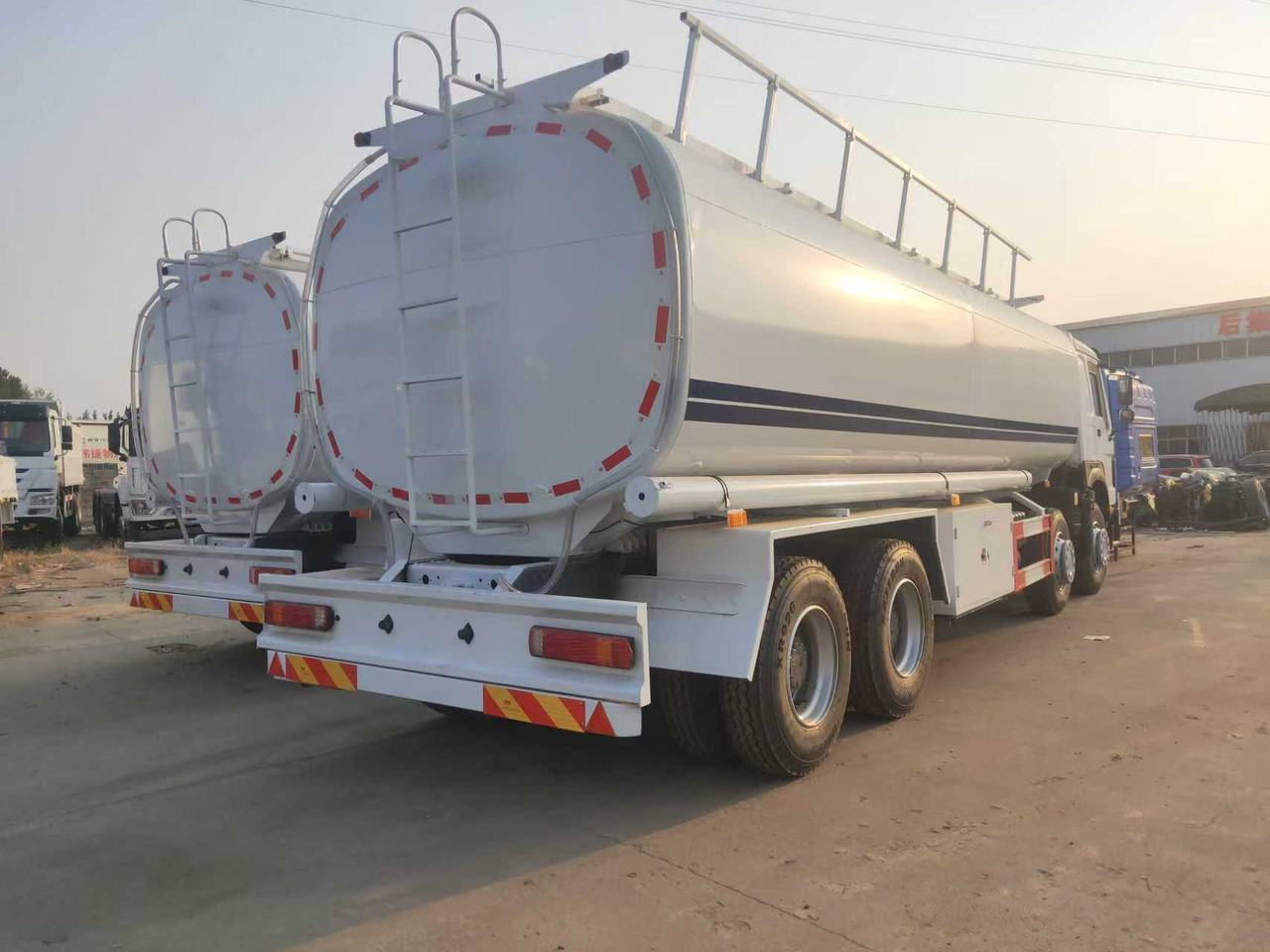 SINOTRUK HOWO Fuel Tank - Truk tangki: gambar 4 SINOTRUK HOWO Fuel Tank - Truk tangki: gambar 4