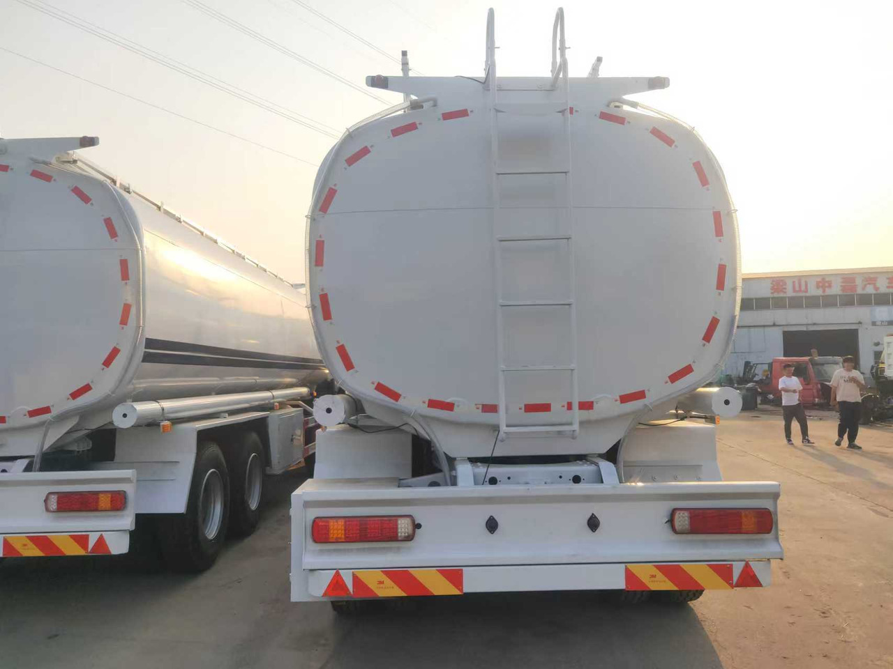 SINOTRUK HOWO Fuel Tank - Truk tangki: gambar 5 SINOTRUK HOWO Fuel Tank - Truk tangki: gambar 5