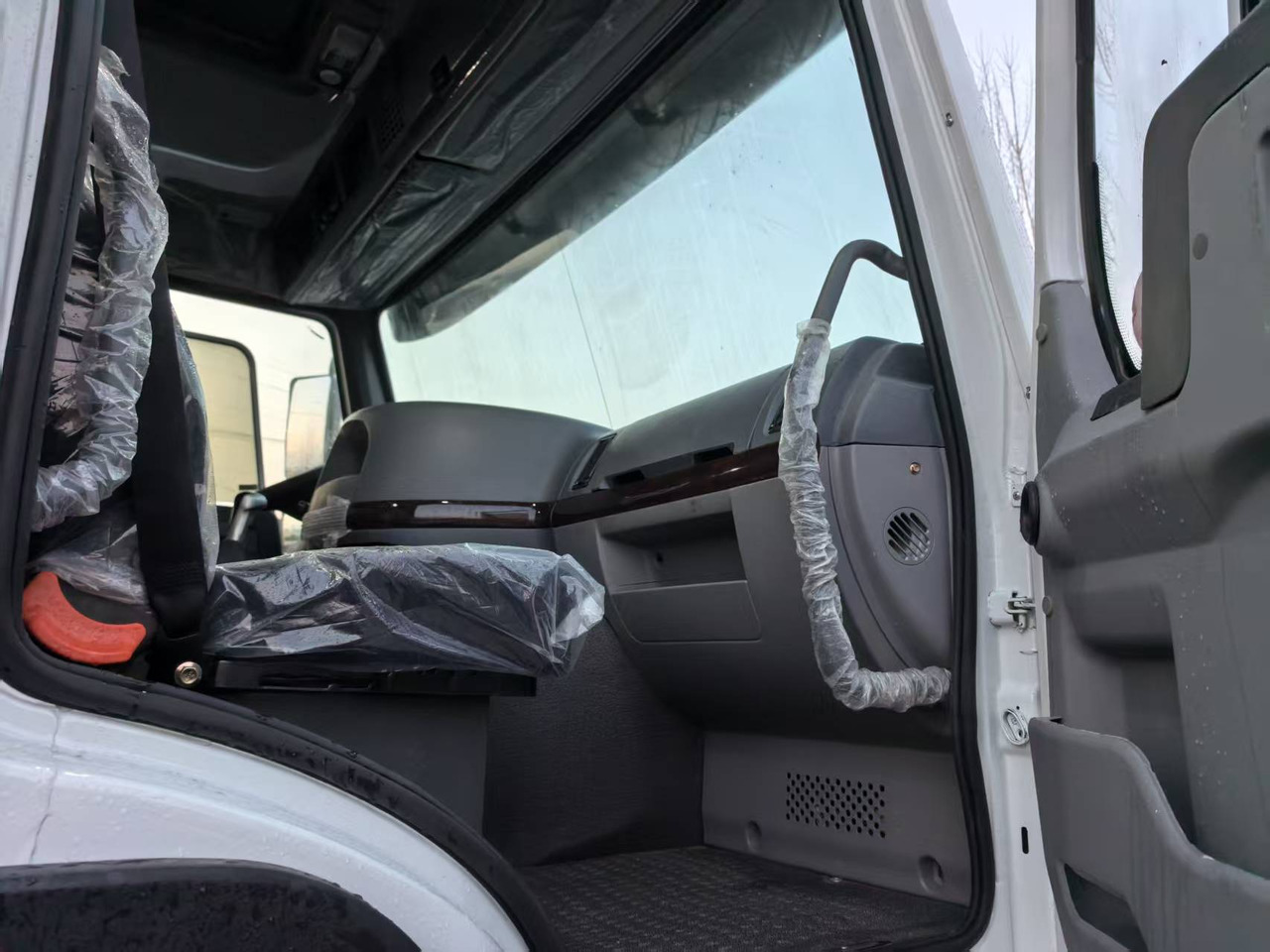 SINOTRUK Howo 6*4 - Truk jungkit: gambar 3 SINOTRUK Howo 6*4 - Truk jungkit: gambar 3