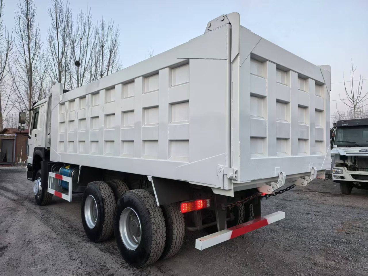 SINOTRUK Howo 6*4 - Truk jungkit: gambar 5 SINOTRUK Howo 6*4 - Truk jungkit: gambar 5