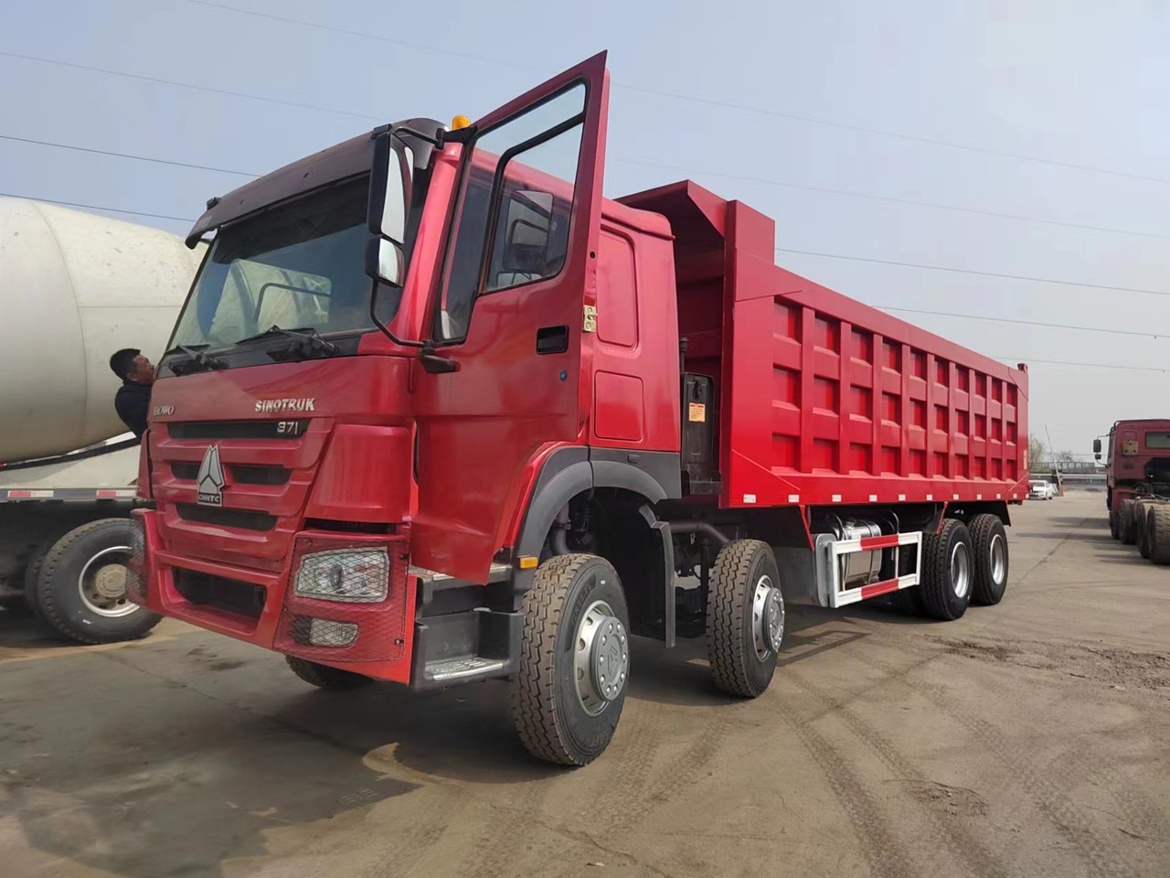 SINOTRUK Howo - Truk jungkit: gambar 3 SINOTRUK Howo - Truk jungkit: gambar 3