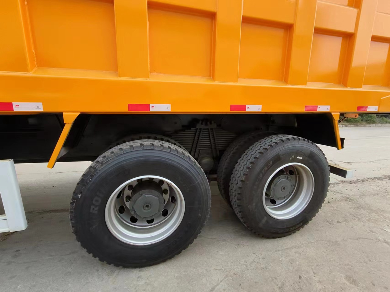 SINOTRUK Howo - Truk jungkit: gambar 2 SINOTRUK Howo - Truk jungkit: gambar 2