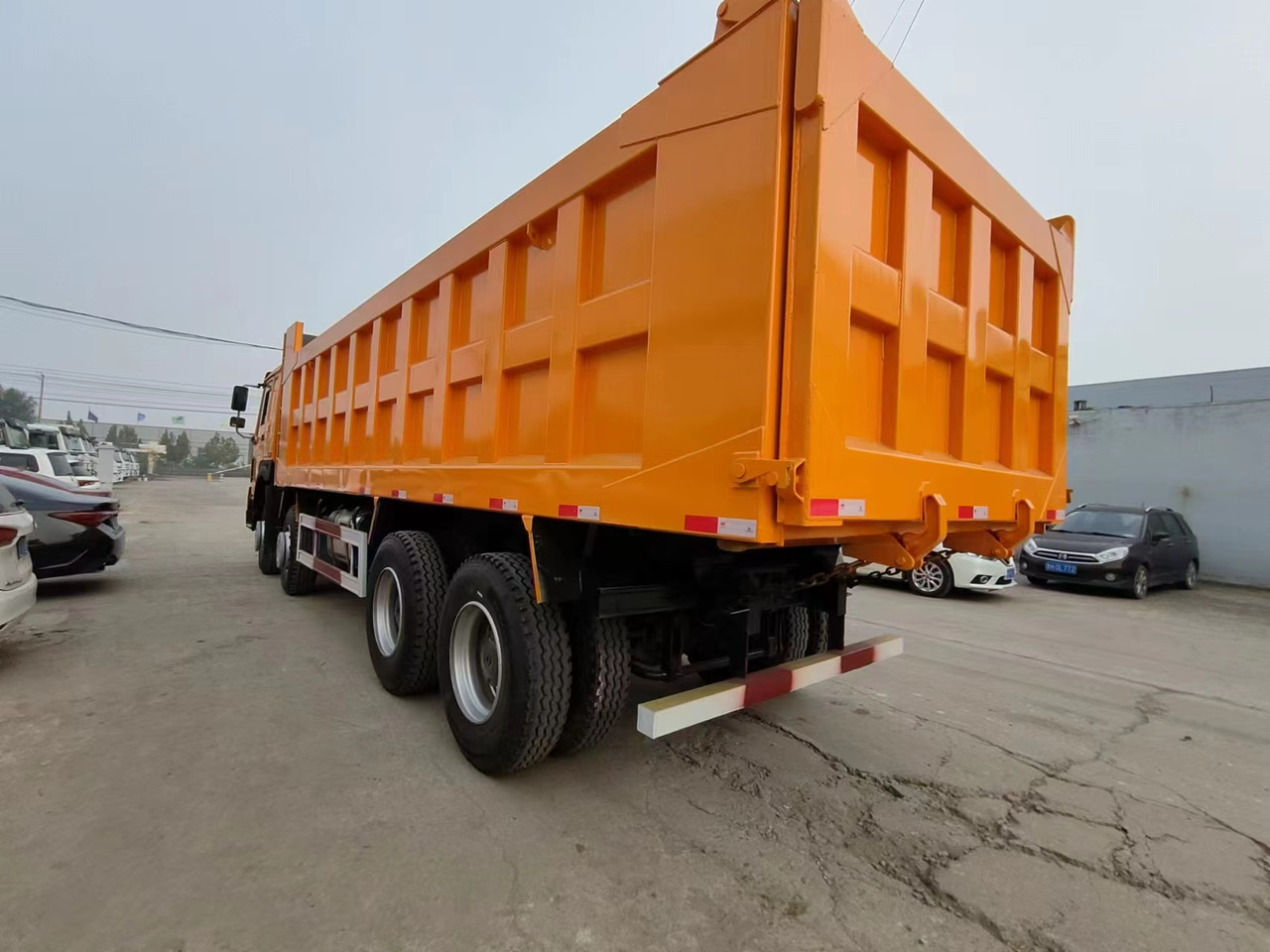 SINOTRUK Howo - Truk jungkit: gambar 3 SINOTRUK Howo - Truk jungkit: gambar 3