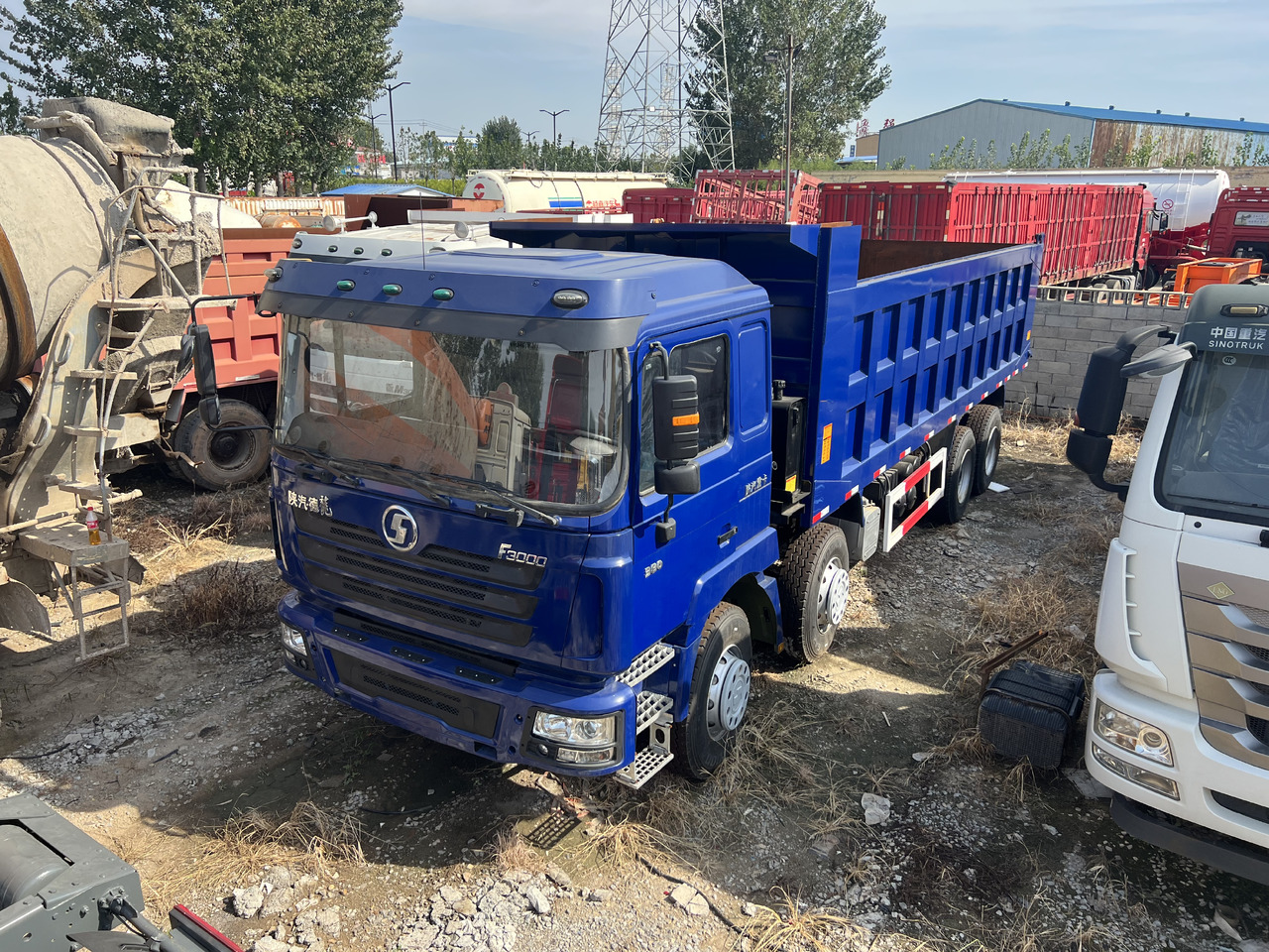 Shacman F3000 8x4 - Truk jungkit: gambar 3 Shacman F3000 8x4 - Truk jungkit: gambar 3
