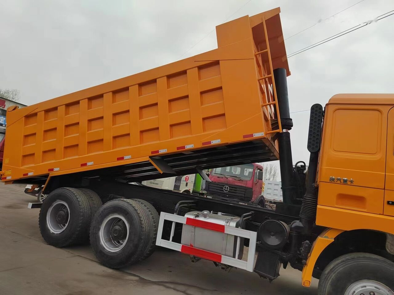 Shacman F3000 - Truk jungkit: gambar 1 Shacman F3000 - Truk jungkit: gambar 1