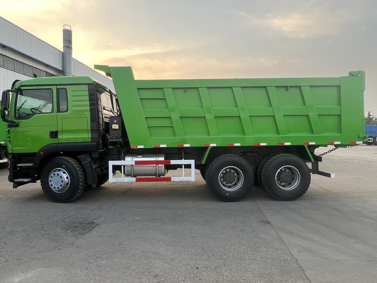 Sinotruk HOWO - Truk jungkit: gambar 2 Sinotruk HOWO - Truk jungkit: gambar 2