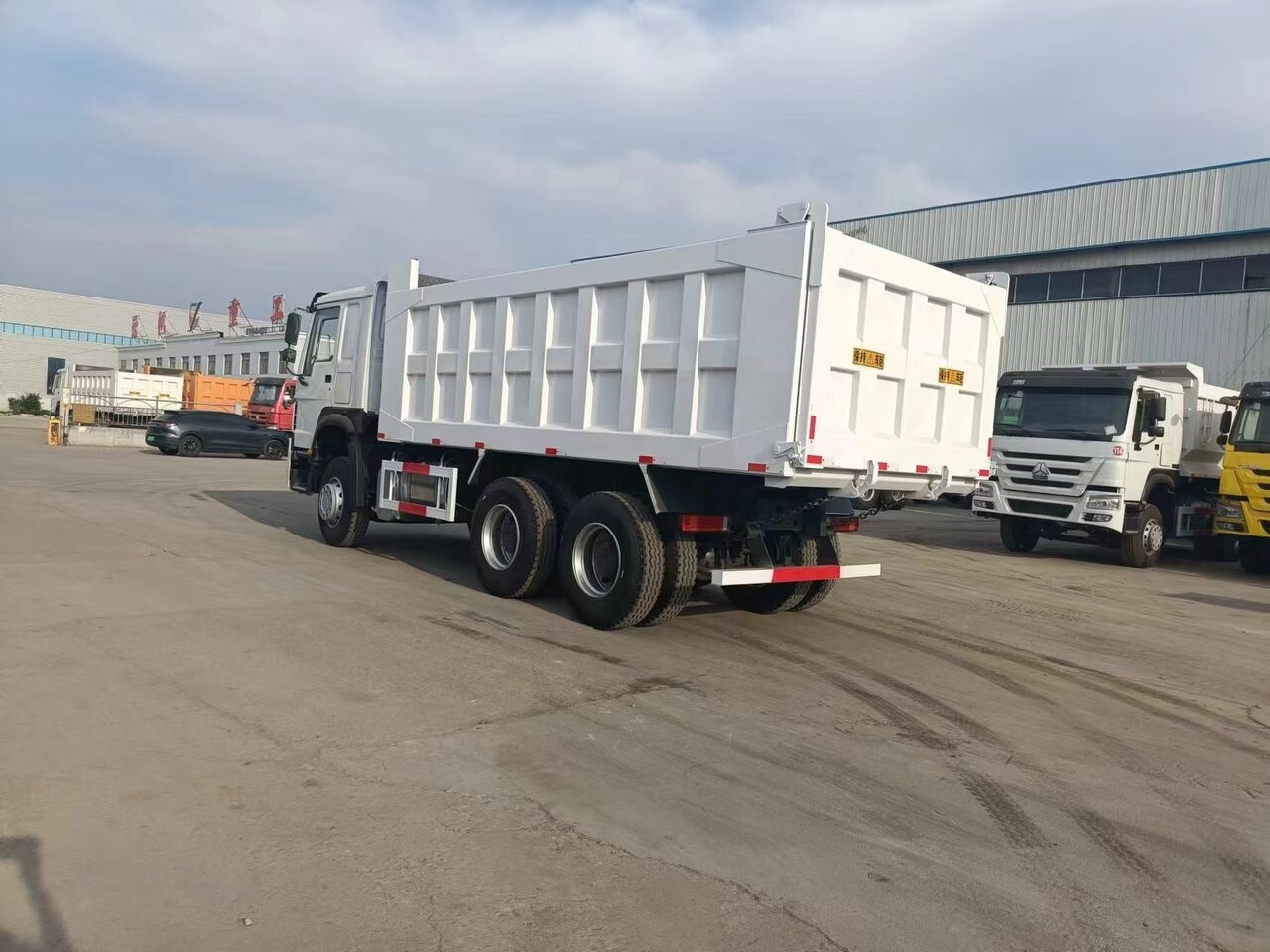 Sinotruk Howo 6*4 - Truk jungkit: gambar 5 Sinotruk Howo 6*4 - Truk jungkit: gambar 5