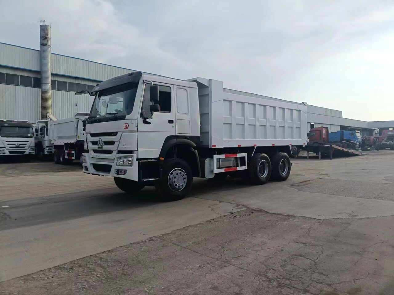 Sinotruk Howo 6*4 - Truk jungkit: gambar 1 Sinotruk Howo 6*4 - Truk jungkit: gambar 1