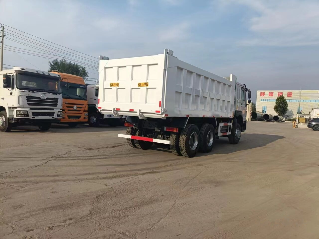 Sinotruk Howo 6*4 - Truk jungkit: gambar 2 Sinotruk Howo 6*4 - Truk jungkit: gambar 2