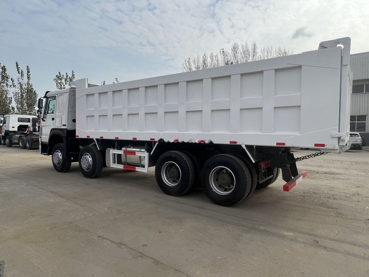 Sinotruk Howo 8*4 - Truk jungkit: gambar 1 Sinotruk Howo 8*4 - Truk jungkit: gambar 1