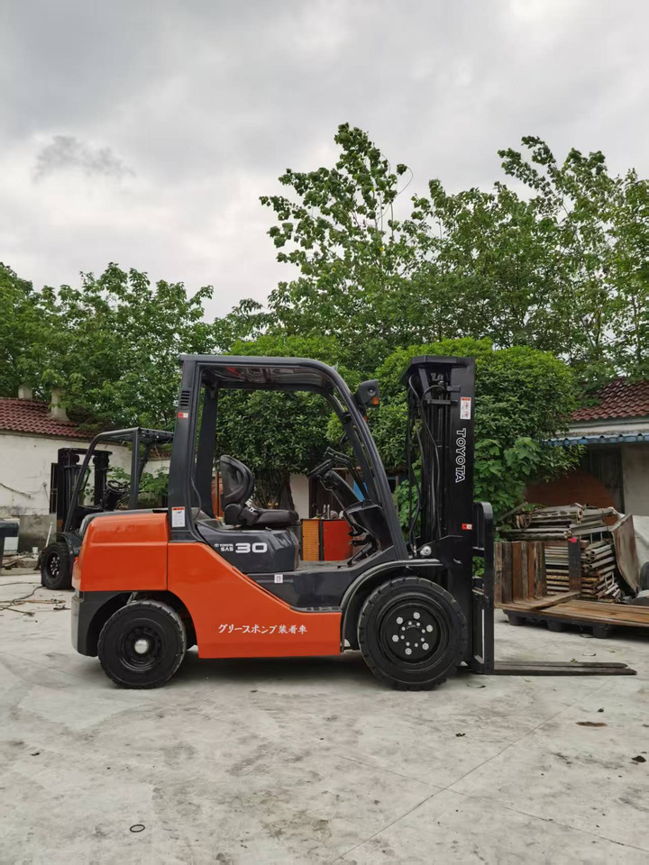 TOYOTA 72-8FDN30 - Forklift diesel: gambar 1 TOYOTA 72-8FDN30 - Forklift diesel: gambar 1