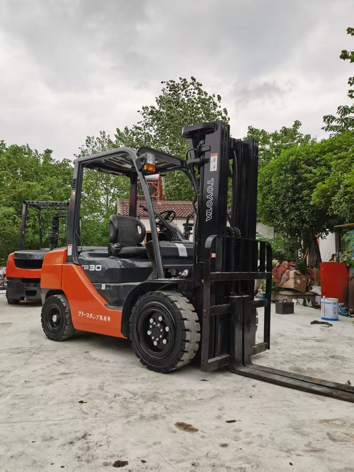 TOYOTA 72-8FDN30 - Forklift diesel: gambar 3 TOYOTA 72-8FDN30 - Forklift diesel: gambar 3