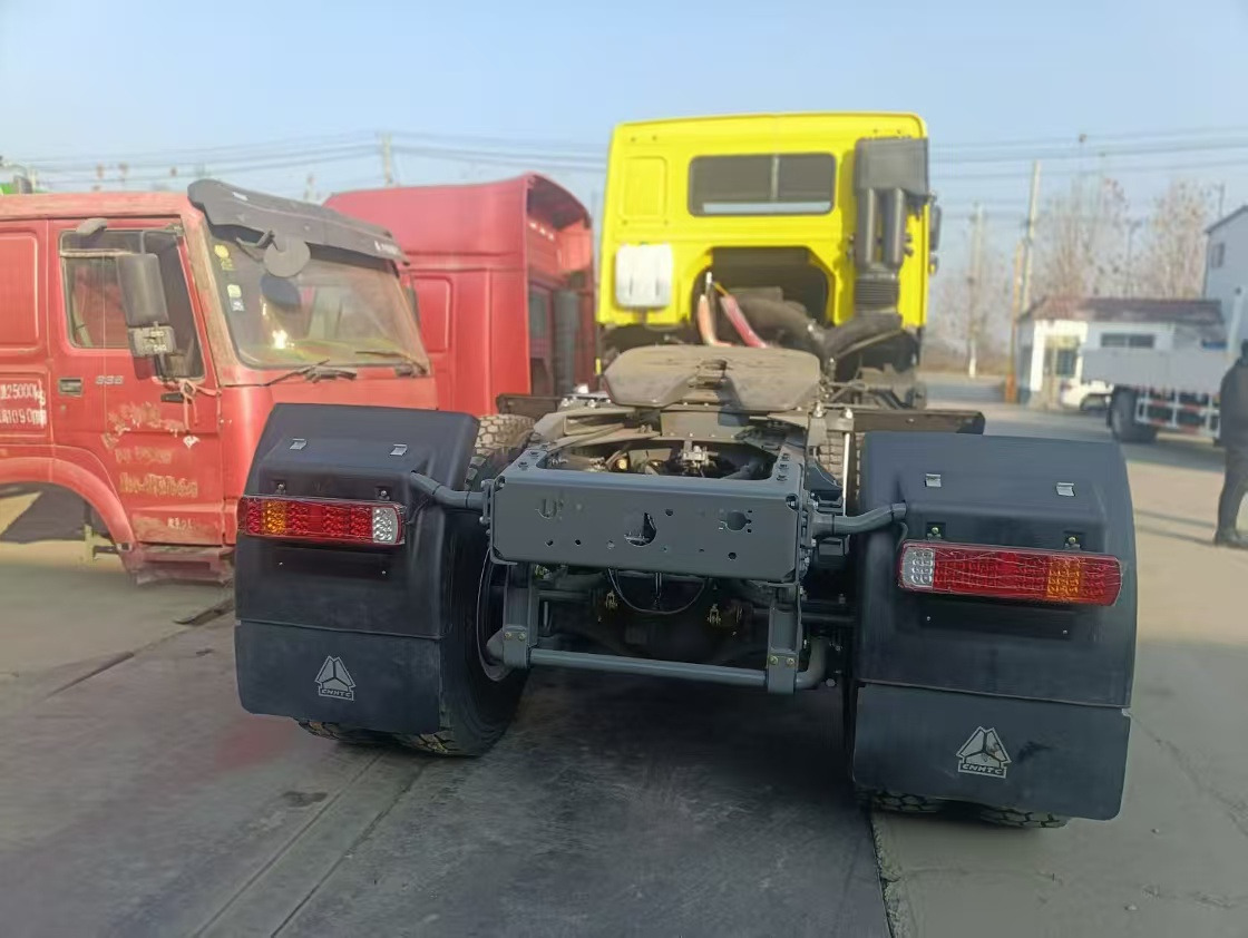 SINOTRUK HOWO 430 - Tractor head: gambar 4 SINOTRUK HOWO 430 - Tractor head: gambar 4