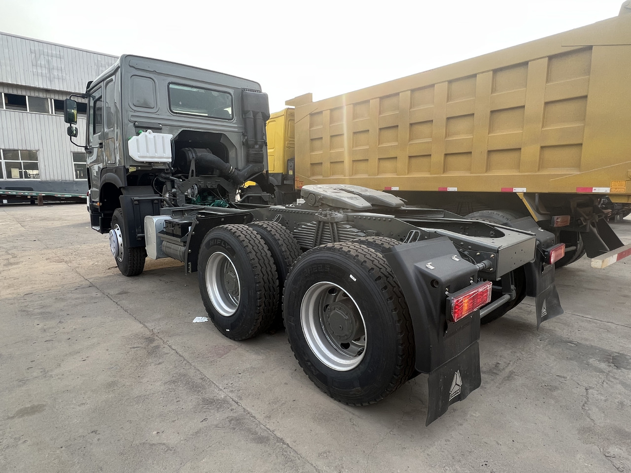 SINOTRUK HOWO - Tractor head: gambar 1 SINOTRUK HOWO - Tractor head: gambar 1