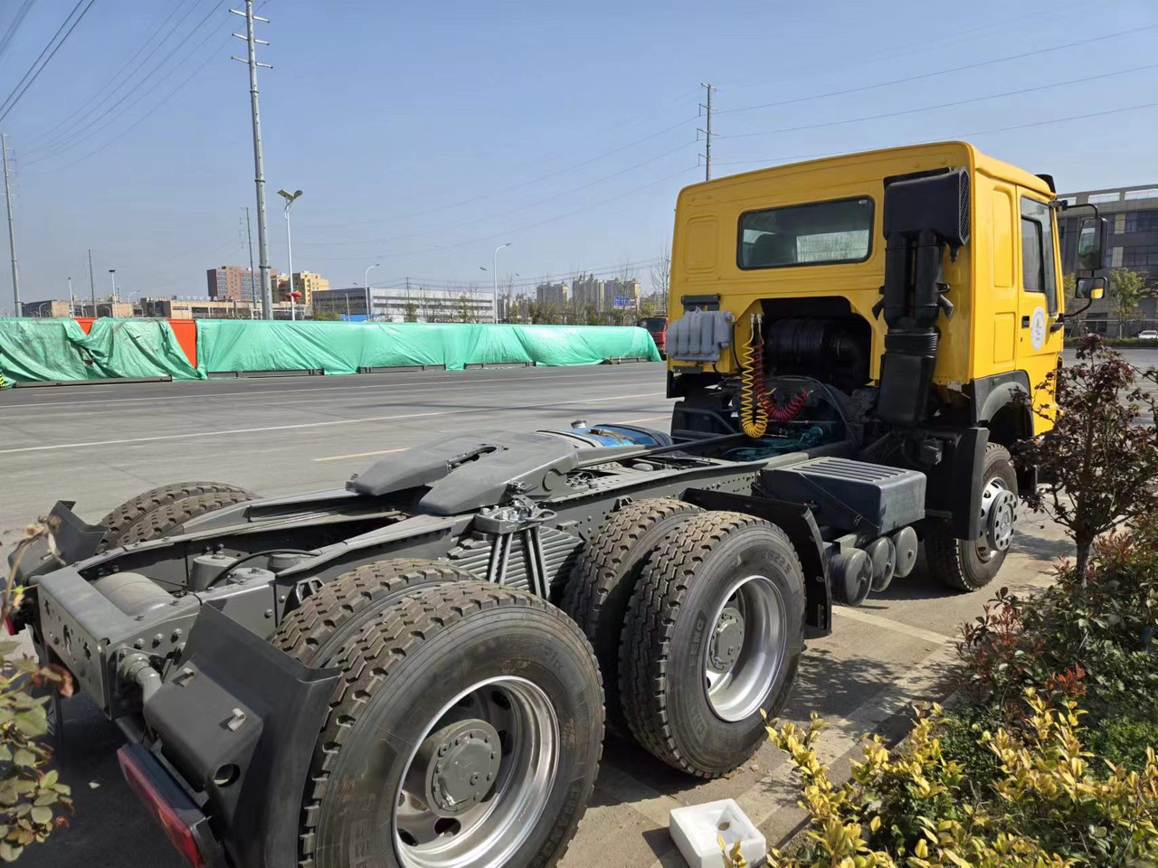 SINOTRUK HOWO - Tractor head: gambar 1 SINOTRUK HOWO - Tractor head: gambar 1