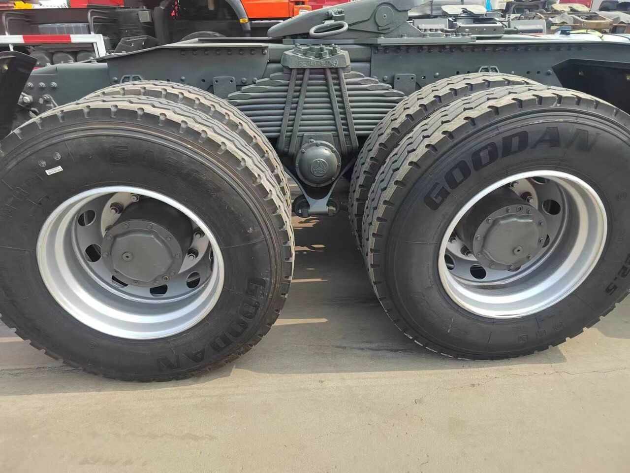 Sinotruk Howo 420 - Tractor head: gambar 2 Sinotruk Howo 420 - Tractor head: gambar 2