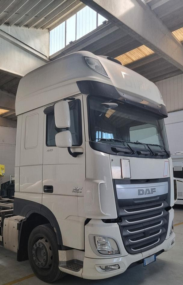 DAF XF 440 Euro 6 - Full Pneumatico - 2015 - Pengangkut kontainer/ Container truck: gambar 2 DAF XF 440 Euro 6 - Full Pneumatico - 2015 - Pengangkut kontainer/ Container truck: gambar 2