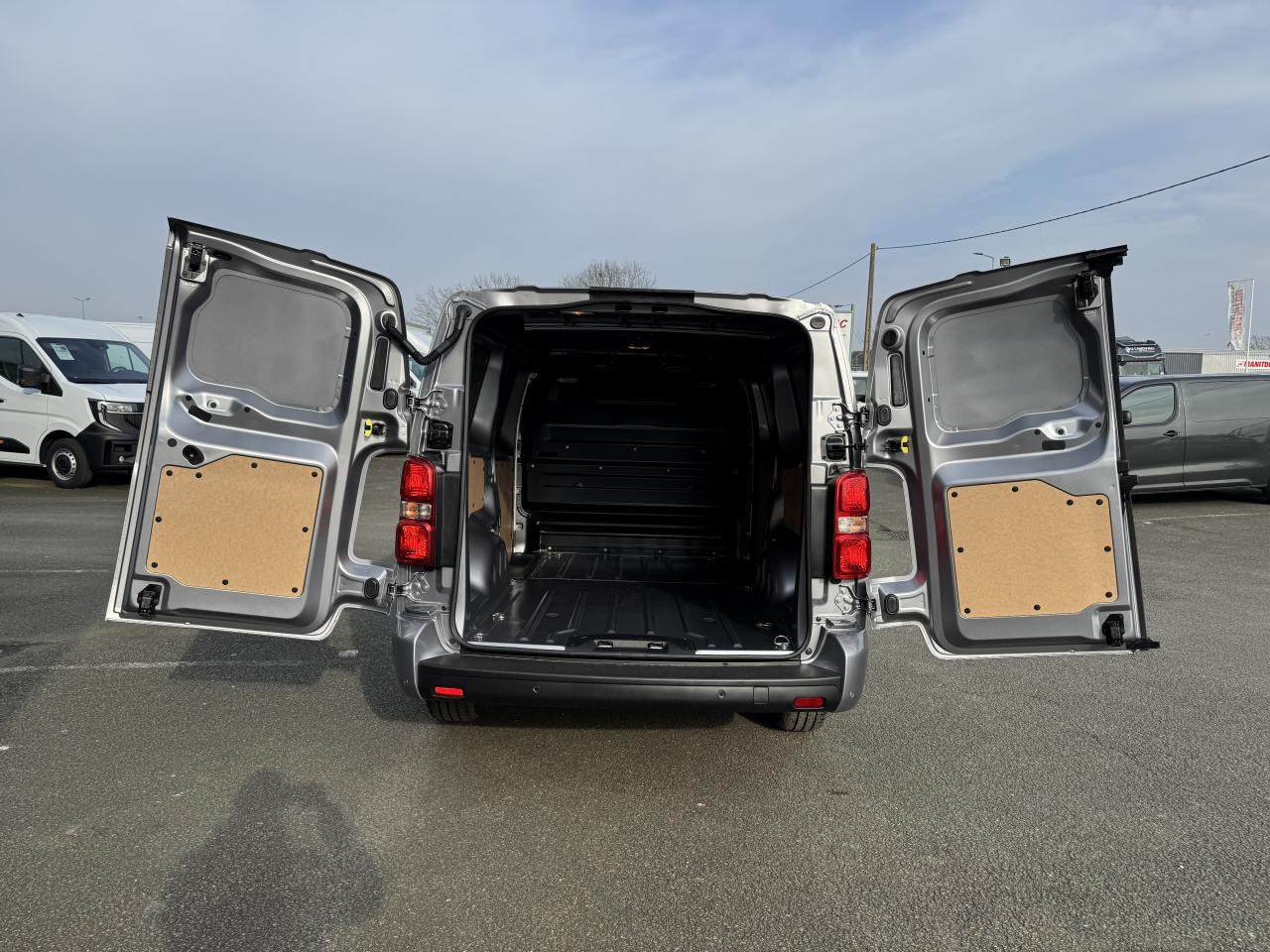 CITROEN jumpy 2 PLACES XL 2.0 BLUEHDI 180CH S&S PACK PREMIUM CONNECT EAT8 - Van panel: gambar 2 CITROEN jumpy 2 PLACES XL 2.0 BLUEHDI 180CH S&S PACK PREMIUM CONNECT EAT8 - Van panel: gambar 2