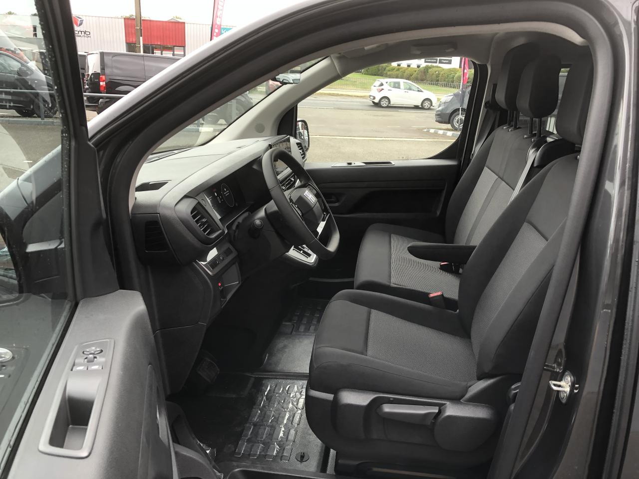 FIAT SCUDO XL 2.0 HDI 180CH EAT-8 CABINE APPROFONDIE 6 PLACES - Van kombi: gambar 4 FIAT SCUDO XL 2.0 HDI 180CH EAT-8 CABINE APPROFONDIE 6 PLACES - Van kombi: gambar 4