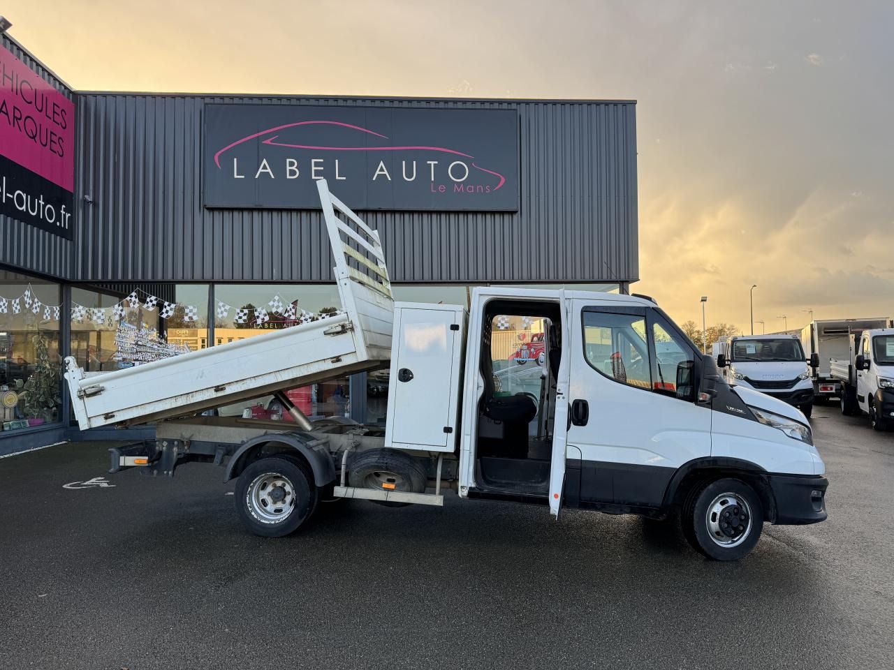 IVECO DAILY 35C14 BENNE COFFRE DOUBLE CABINE RJ 6 places - Van jungkit, Van kombi: gambar 1 IVECO DAILY 35C14 BENNE COFFRE DOUBLE CABINE RJ 6 places - Van jungkit, Van kombi: gambar 1
