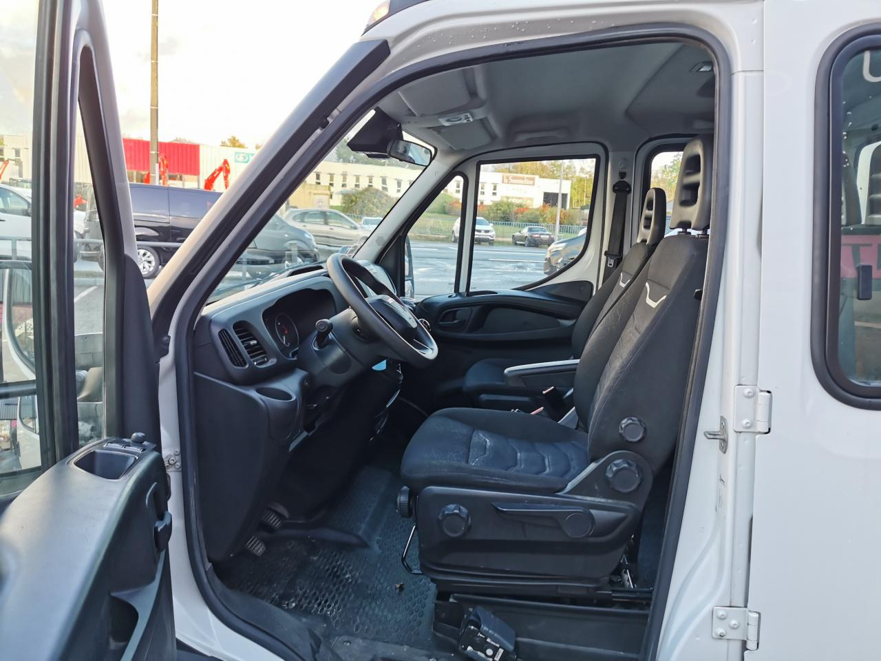 IVECO daily 35C14 BENNE COFFRE DOUBLE CABINE 6 places - Van jungkit: gambar 5 IVECO daily 35C14 BENNE COFFRE DOUBLE CABINE 6 places - Van jungkit: gambar 5