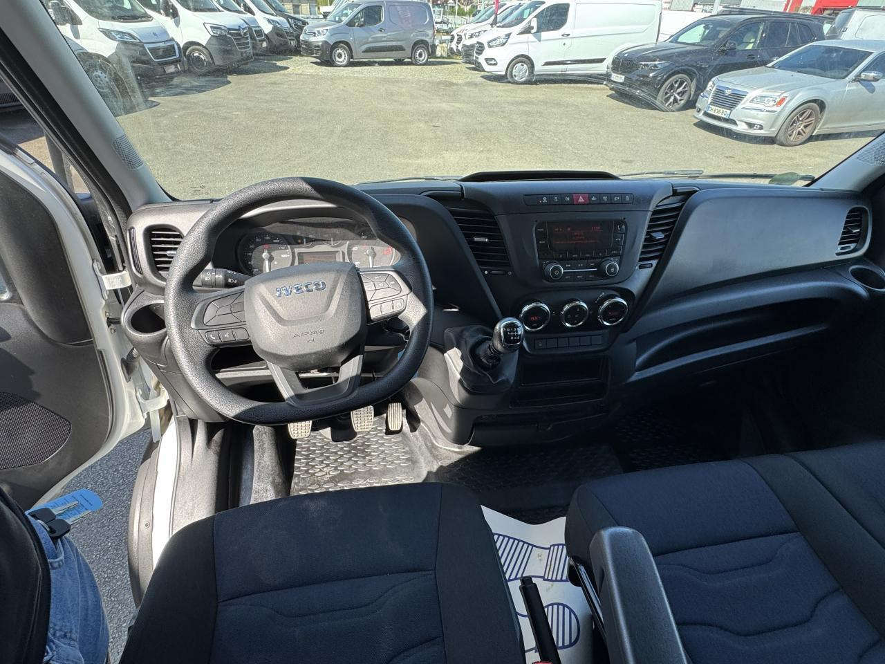 Iveco Daily 35 C 16 CAISSE HAYON 20M3 - Van box: gambar 4 Iveco Daily 35 C 16 CAISSE HAYON 20M3 - Van box: gambar 4