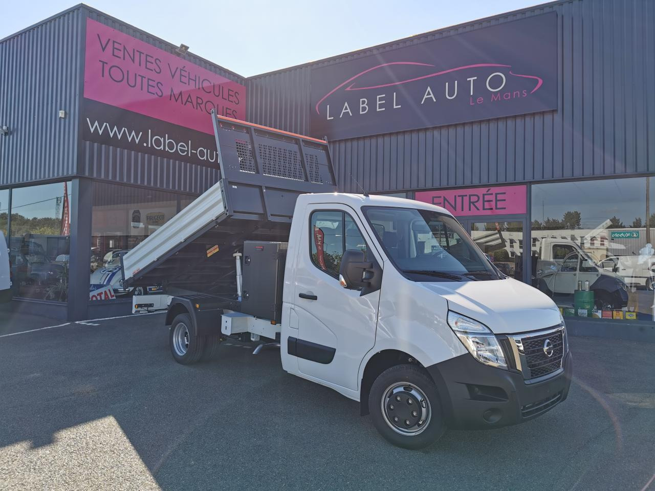 NISSAN Interstar Acenta 3.5t L3H1 2.3 dCi TT 165 - S/S II 2021 TRANSPORTS SPECIFIQUES Benne Scattolini + c - Van jungkit: gambar 3 NISSAN Interstar Acenta 3.5t L3H1 2.3 dCi TT 165 - S/S II 2021 TRANSPORTS SPECIFIQUES Benne Scattolini + c - Van jungkit: gambar 3