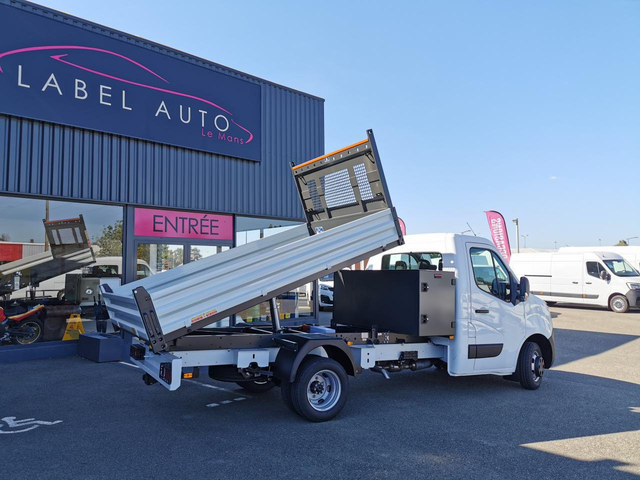 NISSAN Interstar Acenta 3.5t L3H1 2.3 dCi TT 165 - S/S II 2021 TRANSPORTS SPECIFIQUES Benne Scattolini + c - Van jungkit: gambar 1 NISSAN Interstar Acenta 3.5t L3H1 2.3 dCi TT 165 - S/S II 2021 TRANSPORTS SPECIFIQUES Benne Scattolini + c - Van jungkit: gambar 1