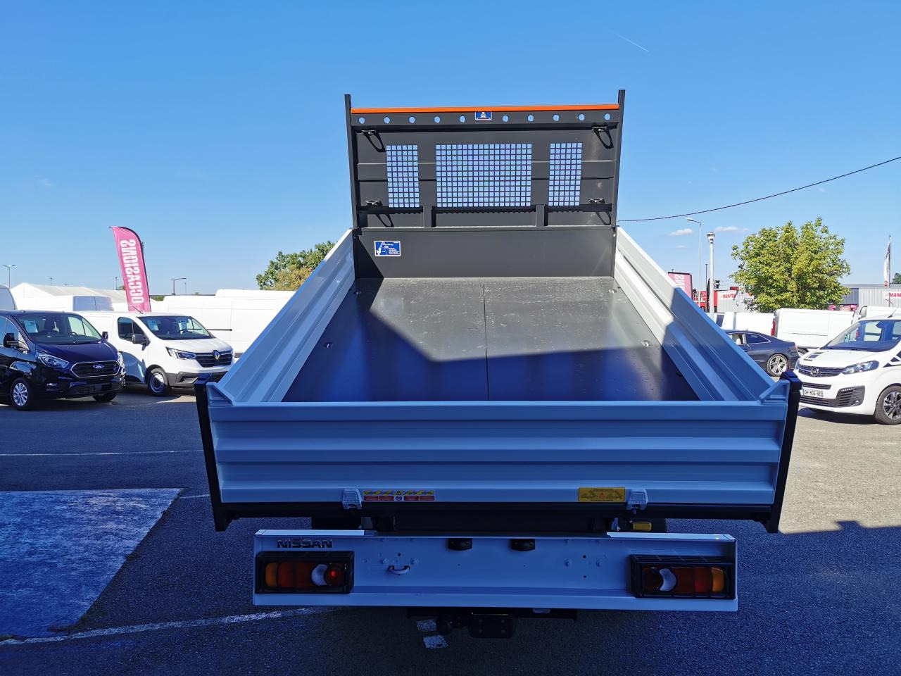 NISSAN Interstar Acenta 3.5t L3H1 2.3 dCi TT 165 - S/S II 2021 TRANSPORTS SPECIFIQUES Benne Scattolini + c - Van jungkit: gambar 4 NISSAN Interstar Acenta 3.5t L3H1 2.3 dCi TT 165 - S/S II 2021 TRANSPORTS SPECIFIQUES Benne Scattolini + c - Van jungkit: gambar 4