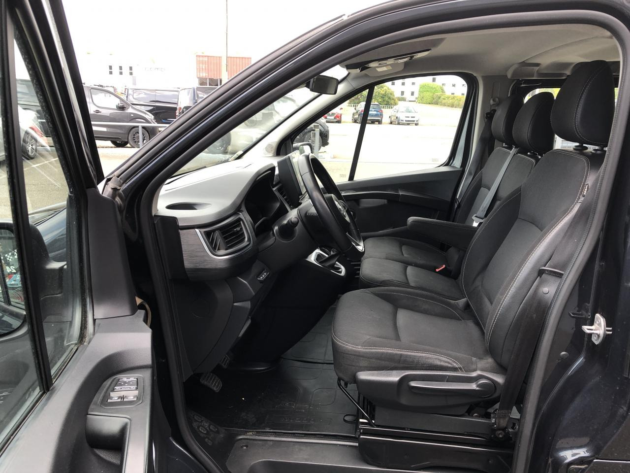 NISSAN PRIMASTAR COMBI L2H1 9 PLACES 2.0 DCI 145CH N-CONNECTA - Bus mini, Van penumpang: gambar 4 NISSAN PRIMASTAR COMBI L2H1 9 PLACES 2.0 DCI 145CH N-CONNECTA - Bus mini, Van penumpang: gambar 4
