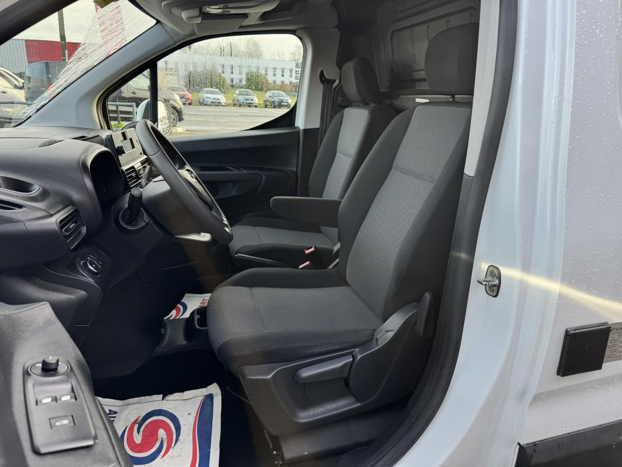 OPEL COMBO M 1.5 HDI 100CH FRIGORIFIQUE - Van panel: gambar 4 OPEL COMBO M 1.5 HDI 100CH FRIGORIFIQUE - Van panel: gambar 4