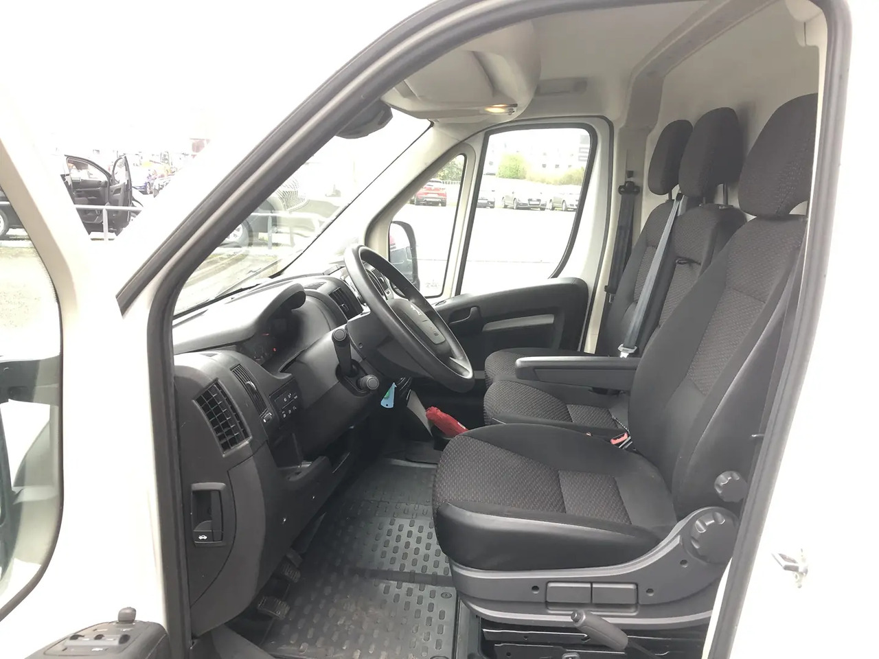 Peugeot Boxer 333 L2H2 2.2 BLUEHDI S&S 140CH ASPHALT - Van panel, Van kombi: gambar 5 Peugeot Boxer 333 L2H2 2.2 BLUEHDI S&S 140CH ASPHALT - Van panel, Van kombi: gambar 5