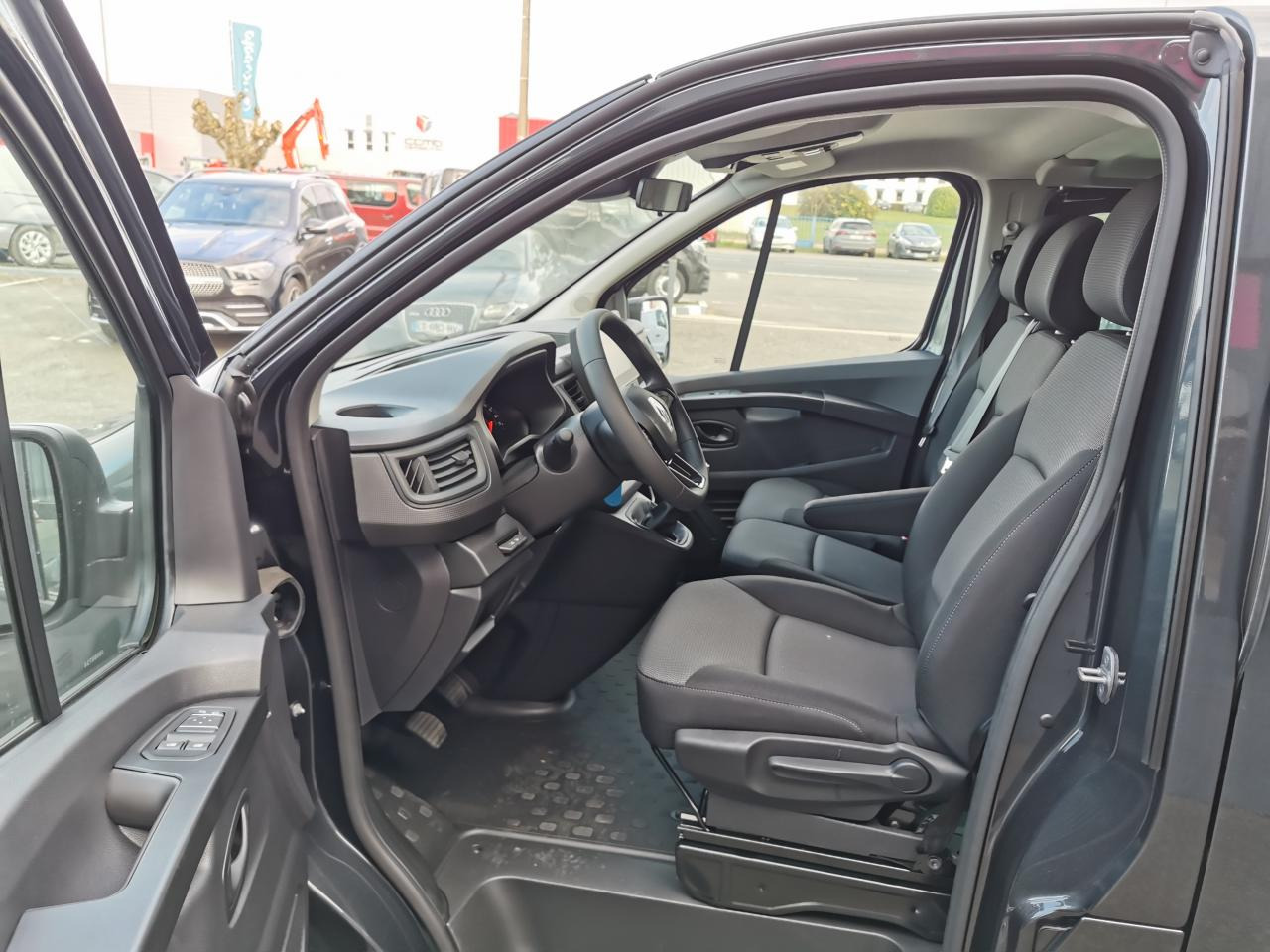 RENAULT Trafic L2 2.0 Energy dCi - 150 - S&S III COMBI Combi Zen L2H1 PHASE 3 - Bus mini, Van penumpang: gambar 5 RENAULT Trafic L2 2.0 Energy dCi - 150 - S&S III COMBI Combi Zen L2H1 PHASE 3 - Bus mini, Van penumpang: gambar 5