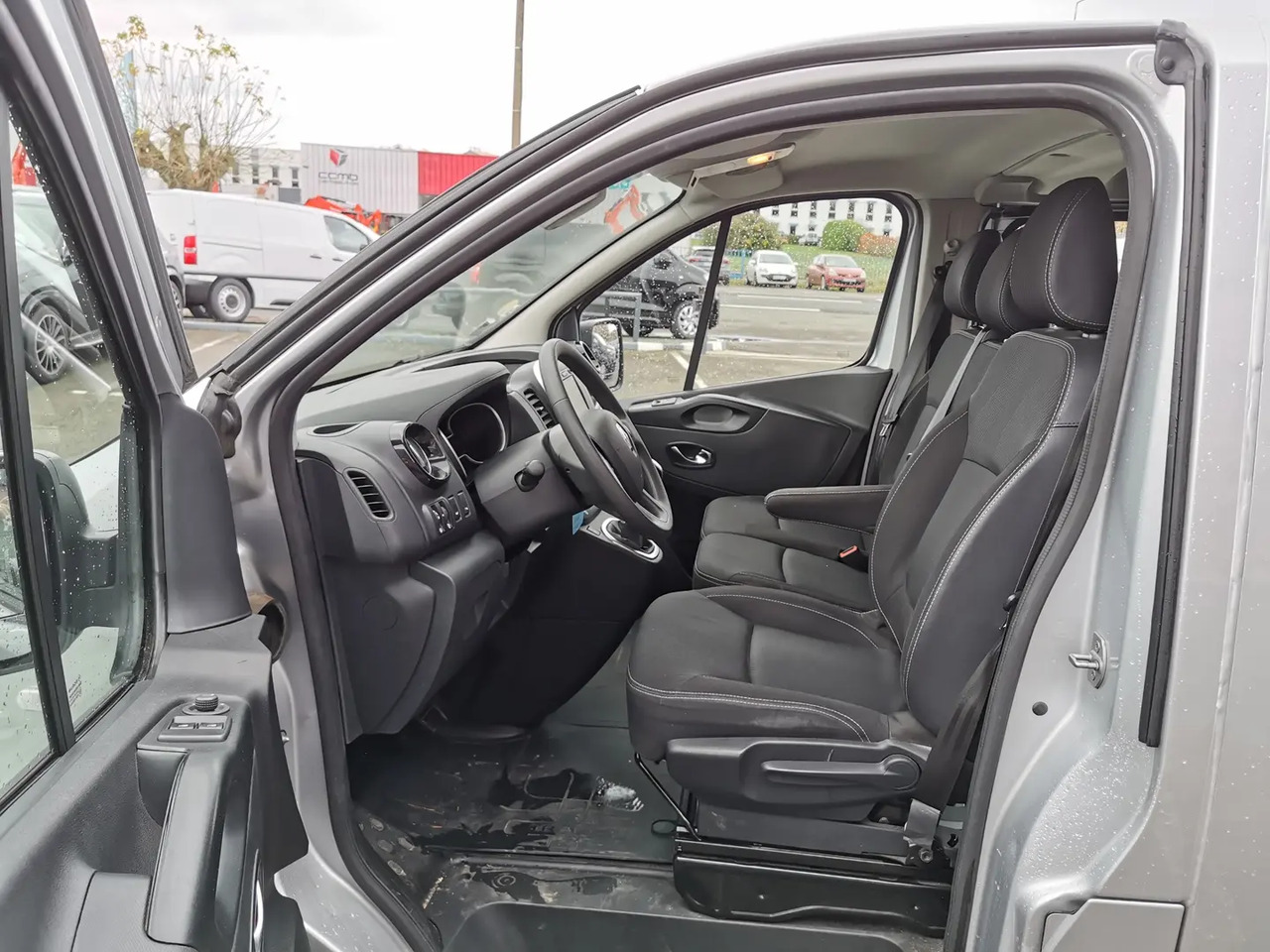 Renault Trafic L2H1 1200 2.0 DCI 145CH ENERGY CABINE APPROFONDIE CONFORT EDC E6 - Van kombi: gambar 4 Renault Trafic L2H1 1200 2.0 DCI 145CH ENERGY CABINE APPROFONDIE CONFORT EDC E6 - Van kombi: gambar 4