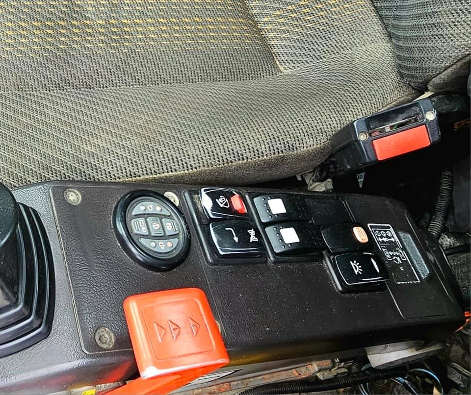 Ekskavator perayap Volvo ECR235 DL: gambar 34