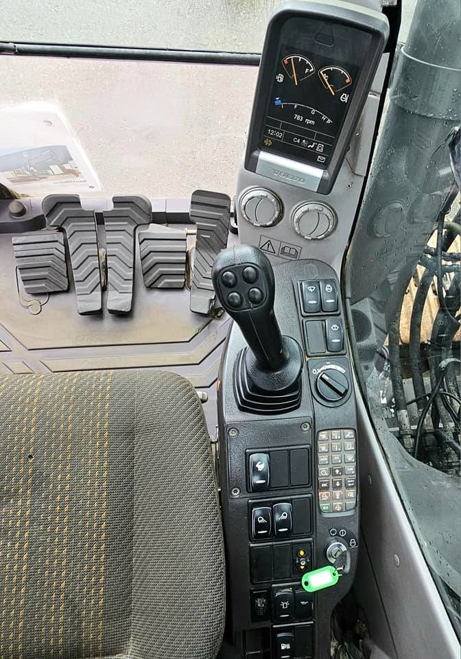 Ekskavator perayap Volvo ECR235 DL: gambar 33