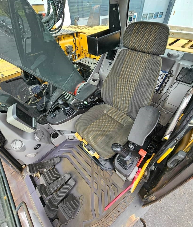 Ekskavator perayap Volvo ECR235 DL: gambar 31