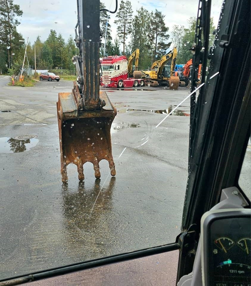 Ekskavator perayap Volvo ECR235 DL: gambar 38