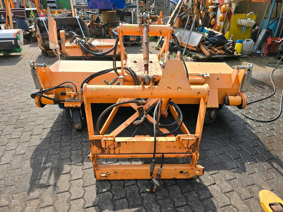 Dücker FKM Kehrmaschine Frontkehrmaschine für Unimog 405 U 300 400 500 423 427 430 318 530 Besen Kehrbesen - Sapu: gambar 4 Dücker FKM Kehrmaschine Frontkehrmaschine für Unimog 405 U 300 400 500 423 427 430 318 530 Besen Kehrbesen - Sapu: gambar 4