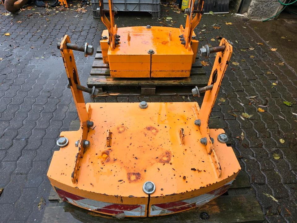 Heckgewicht Unimog 405 U400 U 300 500 400 318 423 427 429 430 530 527 535 Kontergewicht Mulag Mähausleger Böschungsmulcher Dücker - Counterweight: gambar 4 Heckgewicht Unimog 405 U400 U 300 500 400 318 423 427 429 430 530 527 535 Kontergewicht Mulag Mähausleger Böschungsmulcher Dücker - Counterweight: gambar 4