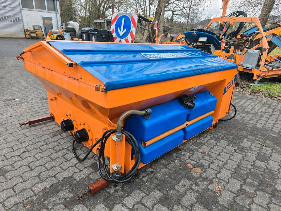 Schmidt DST25-FH 2-Kammer Salzstreuer Winterdienst Streuautomat Stratos SST MITOS Streusilo Solestreuer passend für UNIMOG 405/10 405/12 UGE UGN U300 400 500 530 430 318 423 - Penyebar pasir/ Garam: gambar 3 Schmidt DST25-FH 2-Kammer Salzstreuer Winterdienst Streuautomat Stratos SST MITOS Streusilo Solestreuer passend für UNIMOG 405/10 405/12 UGE UGN U300 400 500 530 430 318 423 - Penyebar pasir/ Garam: gambar 3