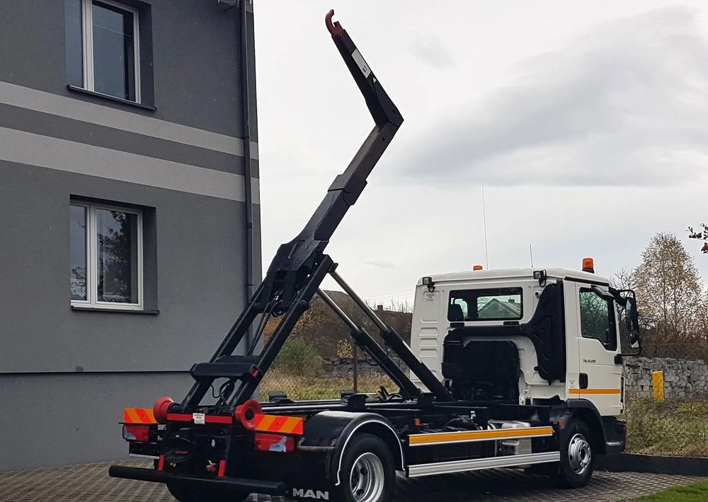 MAN TGL 12.220 HAKOWIEC 4x2 KLIMA HAKOWIEC DO KONTENERÓW - Hook lift: gambar 4 MAN TGL 12.220 HAKOWIEC 4x2 KLIMA HAKOWIEC DO KONTENERÓW - Hook lift: gambar 4