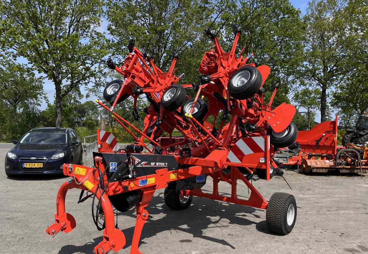 Kuhn GF8703T Schudder *Verkocht/sold* - Tedder/ Menyapu: gambar 1 Kuhn GF8703T Schudder *Verkocht/sold* - Tedder/ Menyapu: gambar 1