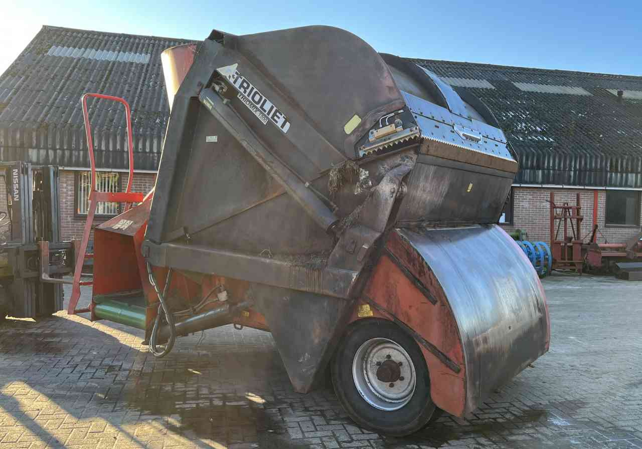 Trioliet Triomix 1200 zelfladende voermengwagen voermachines - Mixer-pengumpan: gambar 4 Trioliet Triomix 1200 zelfladende voermengwagen voermachines - Mixer-pengumpan: gambar 4